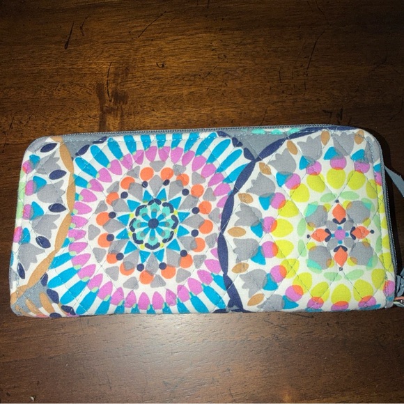 Vera Bradley Quilted Wallet Womens Sz 8x4 In Grey Floral Pattern - Picture 3 of 5